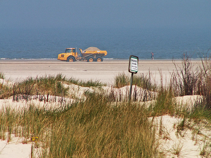 Beladener Dumper am Strand