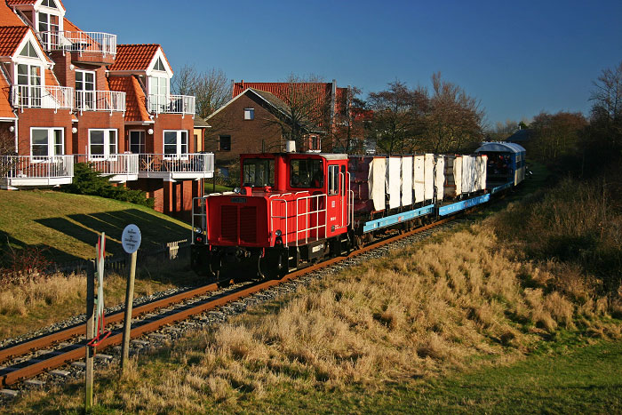 Inselbahn kurz vorm Deichschart