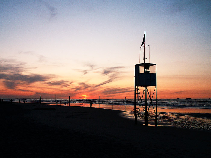 Badeturm in der Abenddämmerung