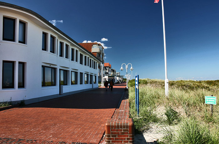 Strandpromenade mit Haus Germania