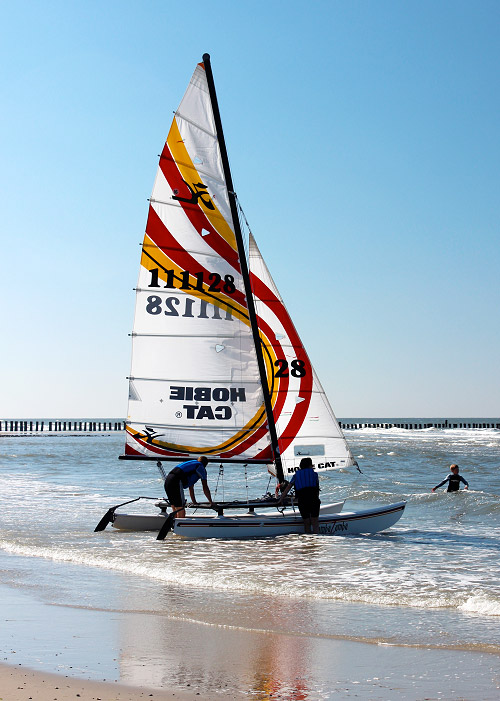 Ein Hobie Cat sticht in See