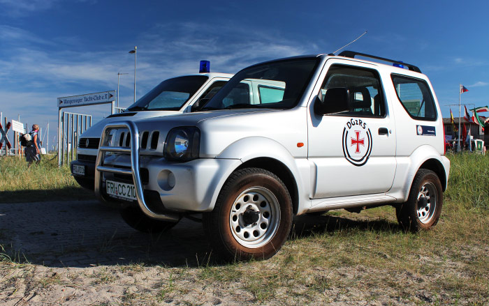 Fahrzeuge der DGzRS und des Rettungsdienstes