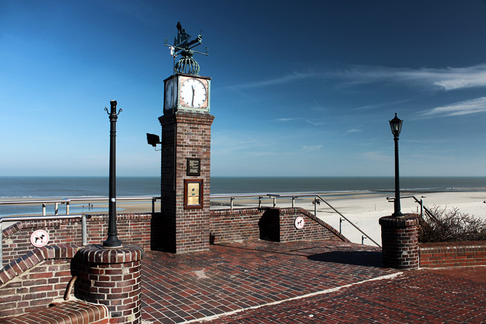 Hauptuhr an der Strandpromenade