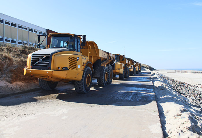 Dumper auf der Strandmauer