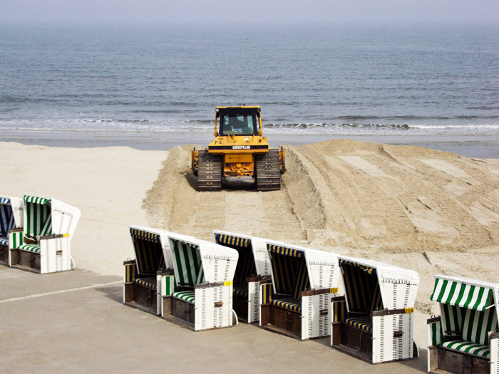 Planierraupe am Strand