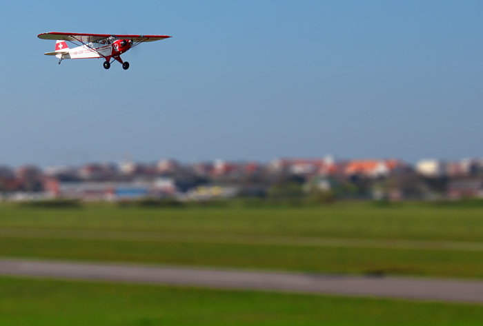 Startendes schweizer Flugzeug