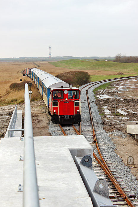 Inselbahn kurz vorm Deichschart