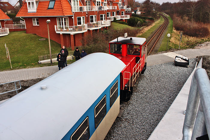 Inselbahn auf dem Weg zum Bahnhof