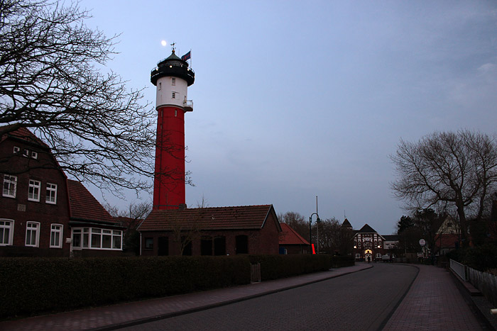 Alter Leuchtturm in der Abenddämmerung