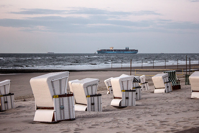 »Merete Mærsk« vom Hauptstrand aus gesehen