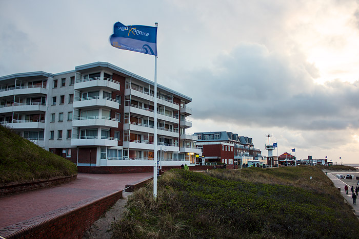 Strandpromenade mit Haus Monopol