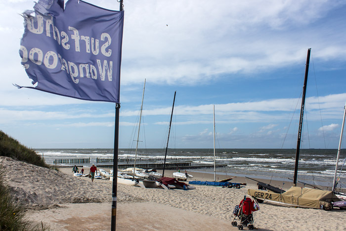 Surfstrand mit Katamaranen