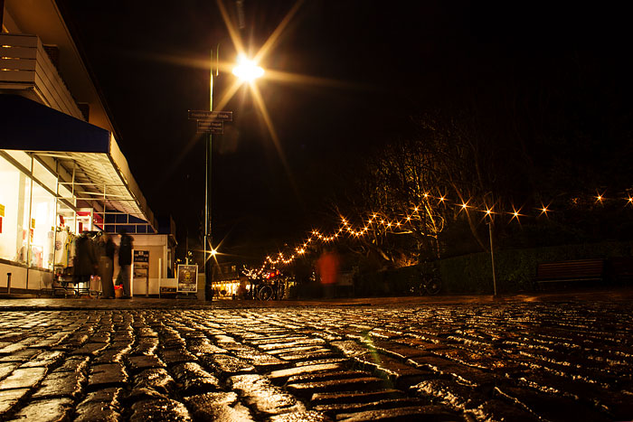 Nächtliche Straßenkreuzung im Dorf