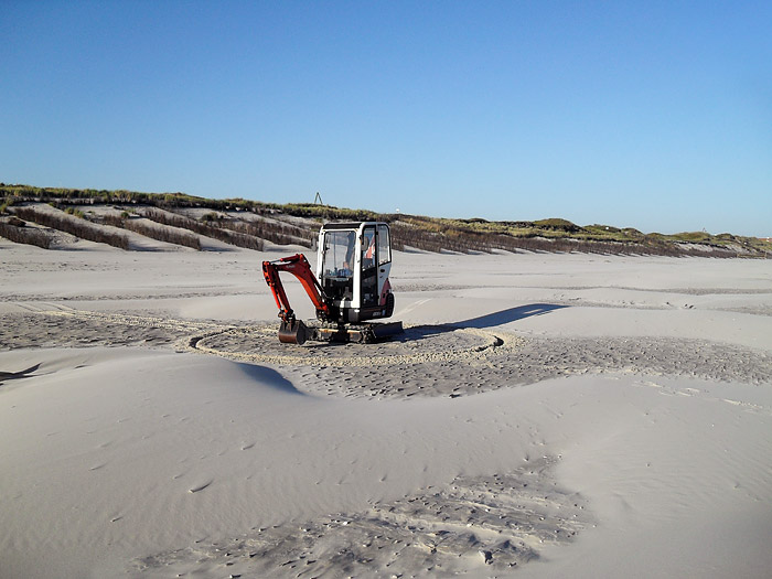 Minibagger am Oststrand
