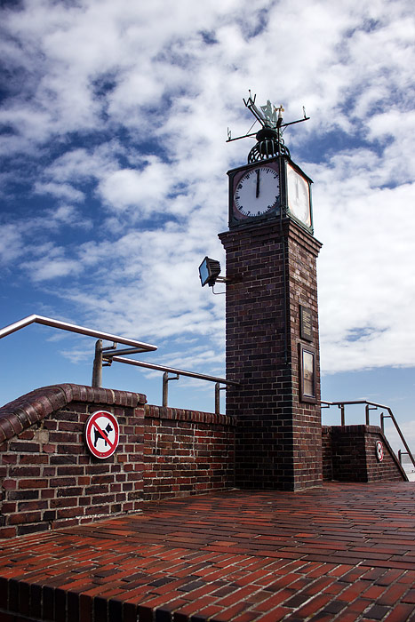 Uhr an der Strandpromenade