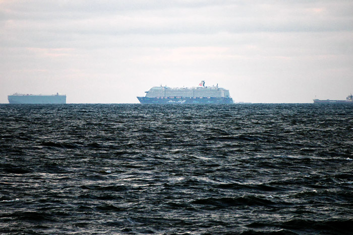 Mein Schiff 6 auf Reede