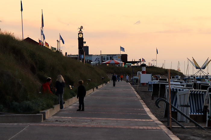 Strandmauer am Abend