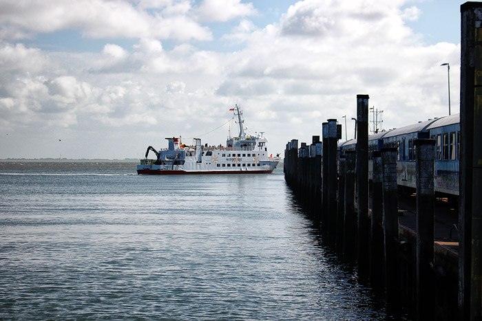 Westanleger mit Motorschiff Harlingerland