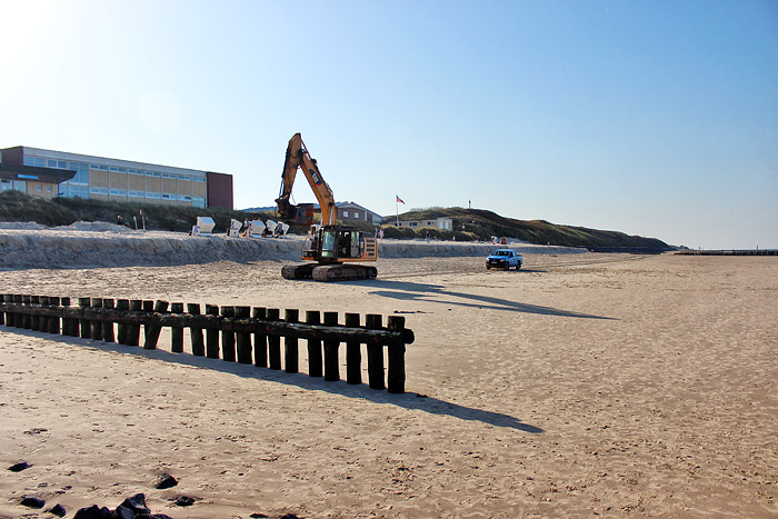 Raupenbagger am Hauptstrand