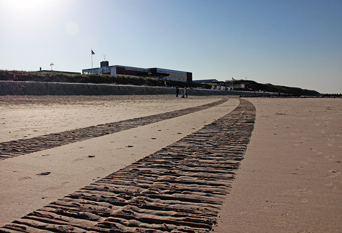 Fahrspuren im Sand