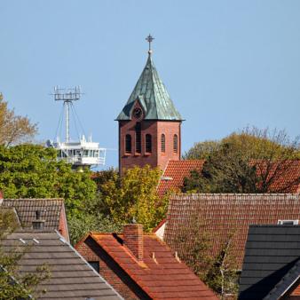Nikolaikirche vom Deich aus gesehen. Foto © Erik Kohl (2020) Nikolaikirche vom Deich aus gesehen. Foto © Erik Kohl 2020