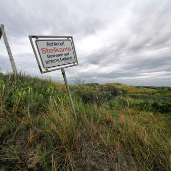 Schild in den Dünen. Foto © Jennifer Beckmann (2020) Schild in den Dünen. Foto © Jennifer Beckmann 2020