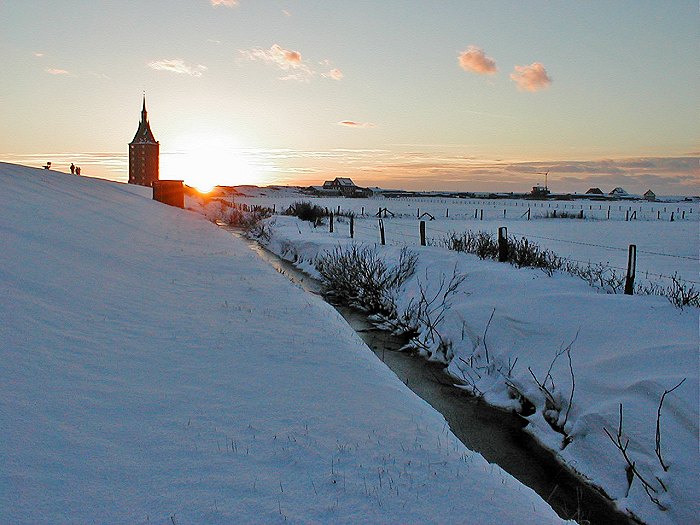 Deich und Deichgraben am Abend