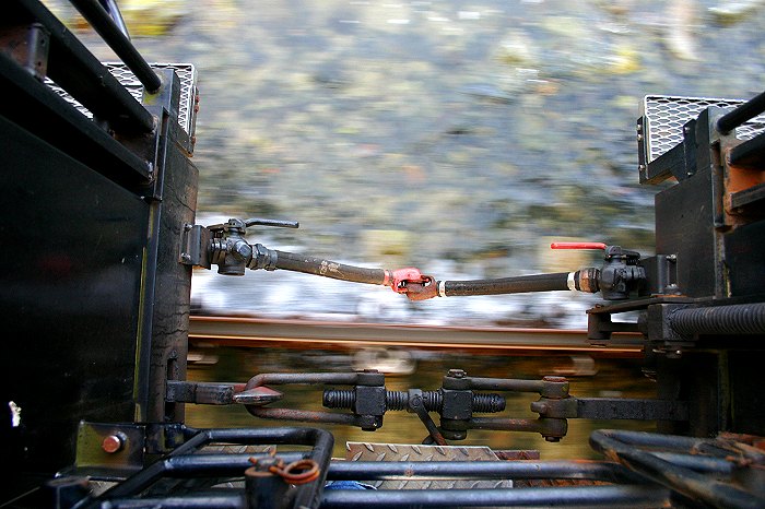 Zwischen zwei Inselbahn-Waggons