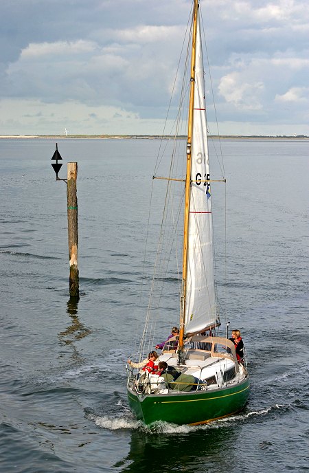 Segelboot im Harlefahrwasser
