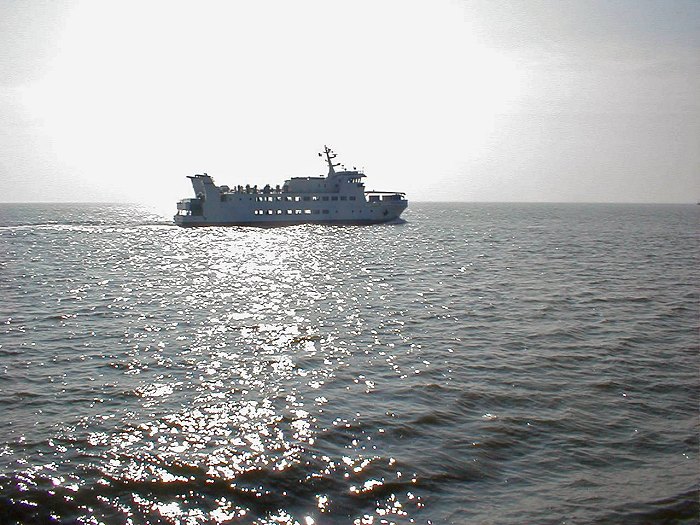 MS &raquo;Wangerooge&laquo; im Gegenlicht