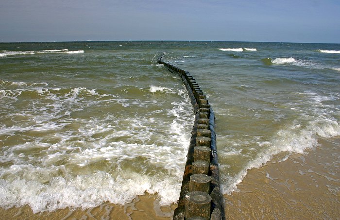 Pfahlbuhne in der Brandung