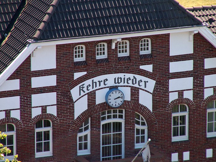Schriftzug am Bahnhof