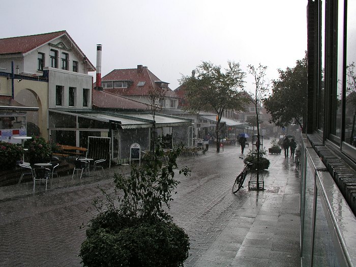 Regenschauer auf der &raquo;Zedeliusstra&szlig;e&laquo;