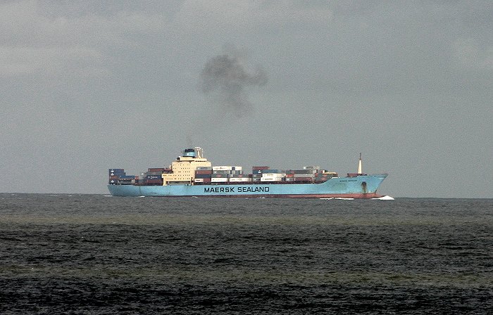 Containerschiff im »Wangerooger Fahrwasser«