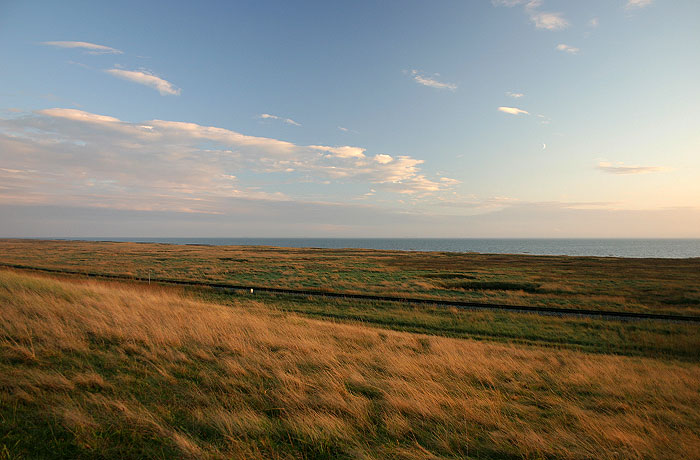 Bahnlinie vor dem Deich