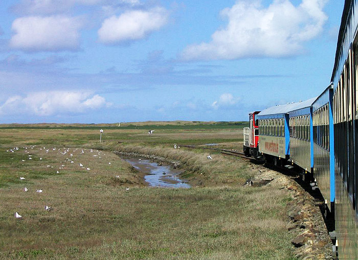 Die Inselbahn auf dem Weg ins Dorf