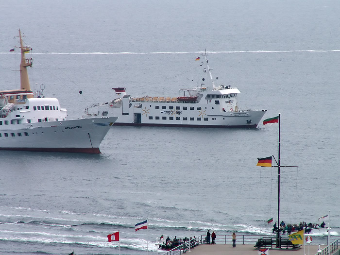 MS &raquo;Harlingerland&laquo; vor Helgoland