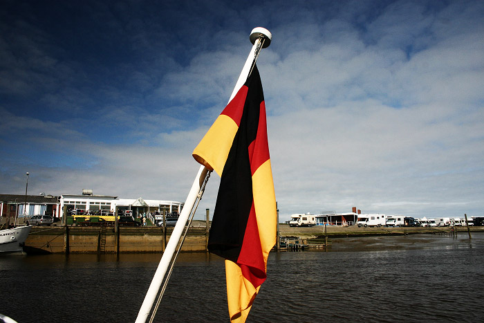 Deutschlandfahne an der MS &raquo;Harle Sand&laquo;