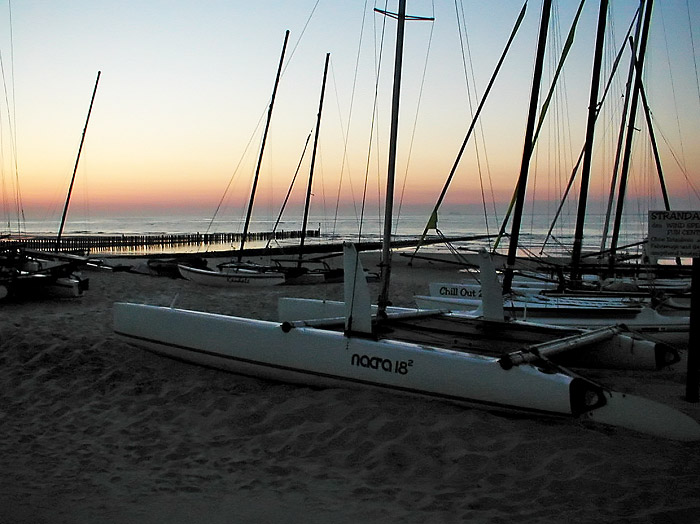 Katamarane am Surfstrand