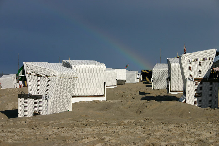 Regenbogen &uuml;ber dem Strand