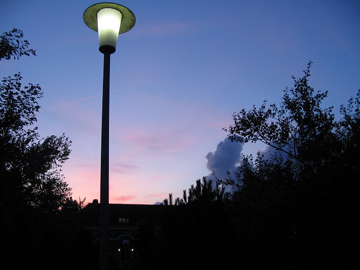 Schulhof der Inselschule am Abend