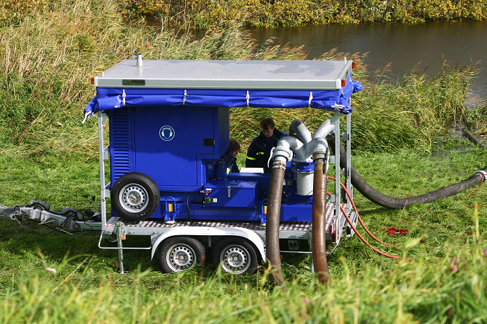 THW-Pumpe am Deichgraben