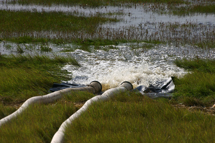 Wasserschl&auml;uche des THW