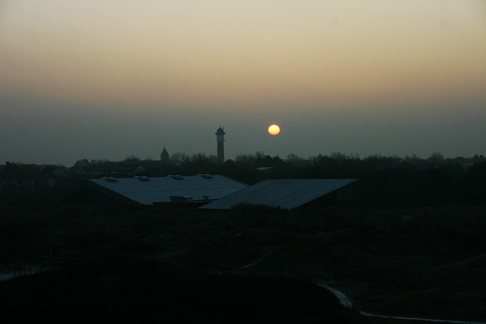 Sonnenaufgang über der Tennishalle