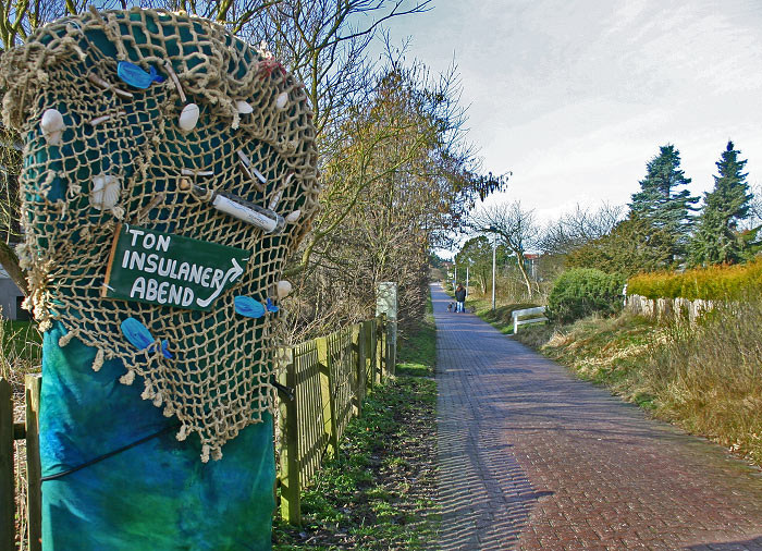 Schild am Fu&szlig;weg zum Westen