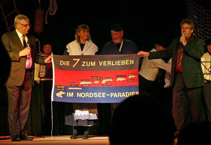 Insulaner unner s&uuml;ck: Flaggen&uuml;bergabe