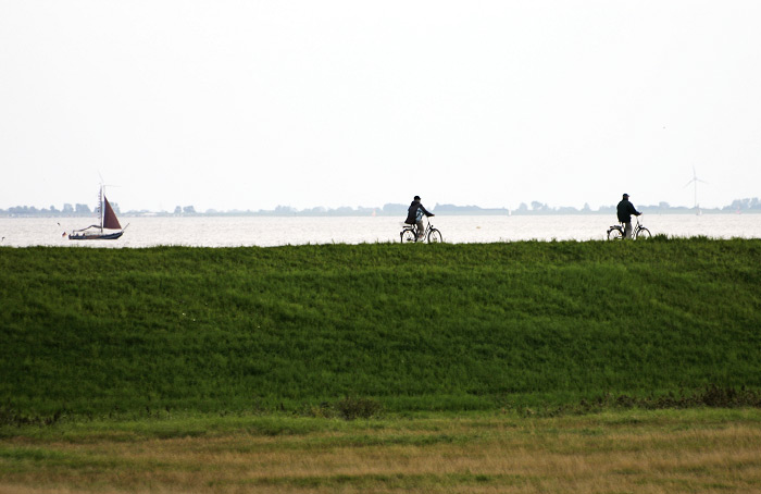 Fahrradfahrer auf dem Deich