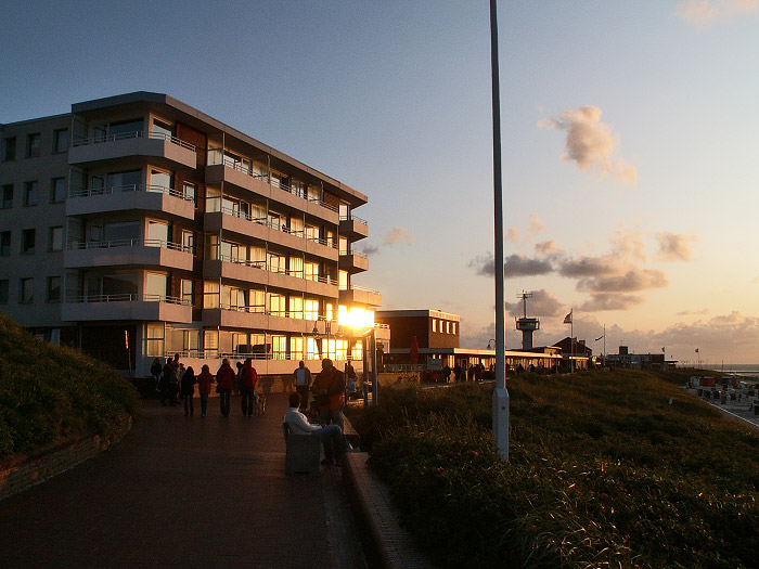 Strandpromenade mit Monopol
