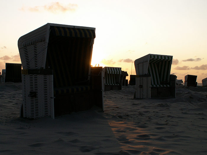 Strandk&ouml;rbe im Gegenlicht