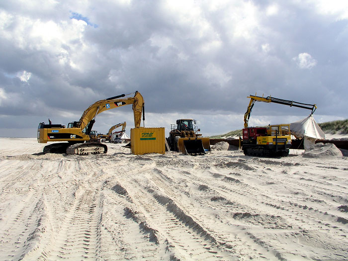 Baumaschinen am Strand